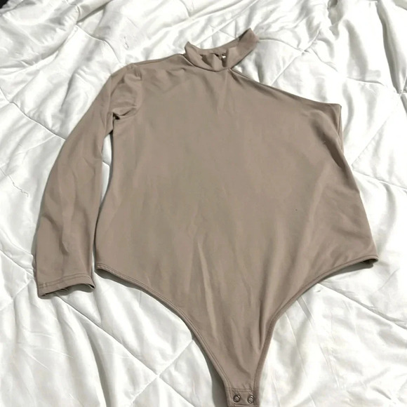Abercrombie and Fitch asymmetrical tan bodysuit size XL - Picture 1 of 5